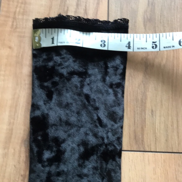 Black Crushed Velvet Finger Loop Style Gloves - Picture 4 of 5